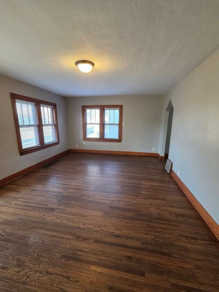 720 W Dayton Ave - Photo 5 of 22