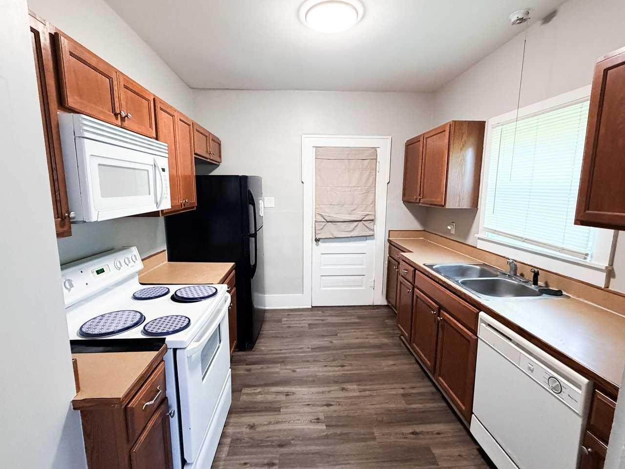 1337 N Waco Ave - Photo 5 of 12