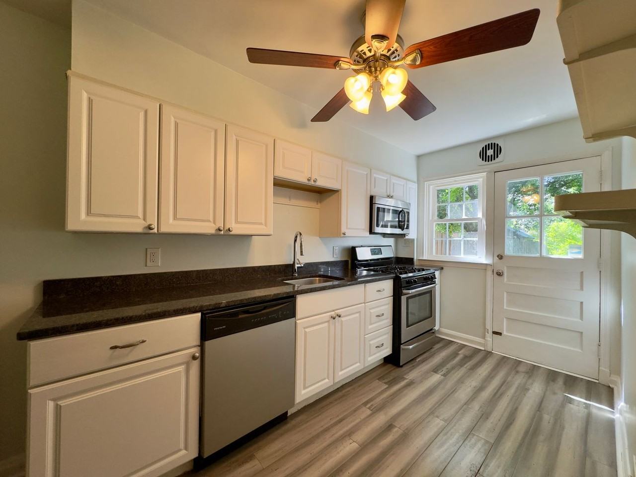 423 Rodgers Ct - Photo 7 of 23