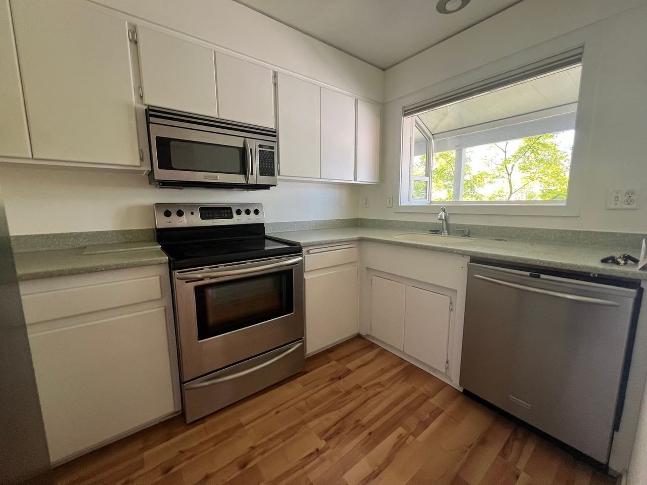 854 Twin Pines Cir #12 - Photo 4 of 18