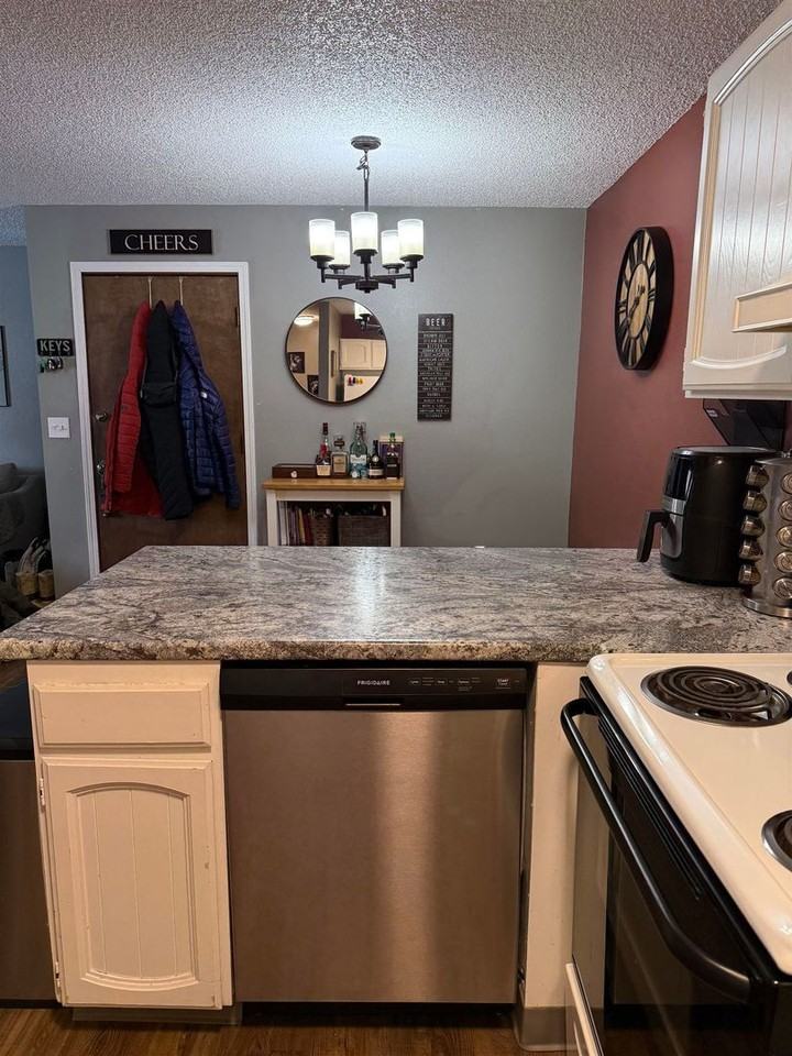 228 Woodridge St #4 - Photo 4 of 19