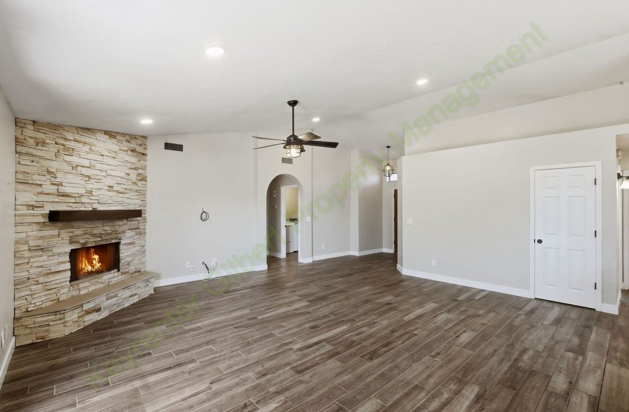749 E Appaloosa Rd - Photo 4 of 30