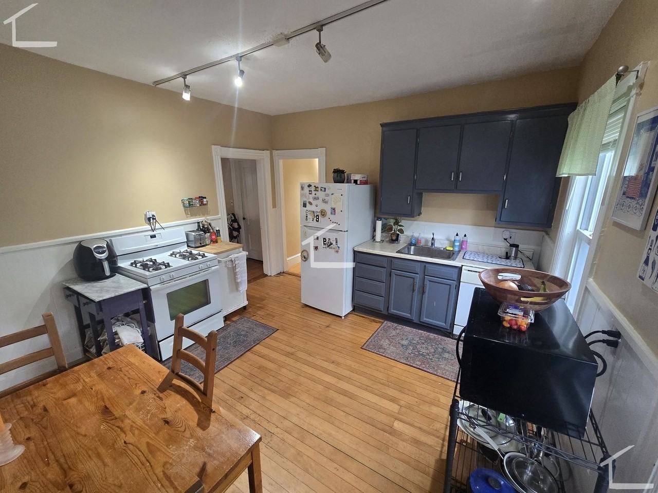 193 Lowell St - Photo 2 of 9