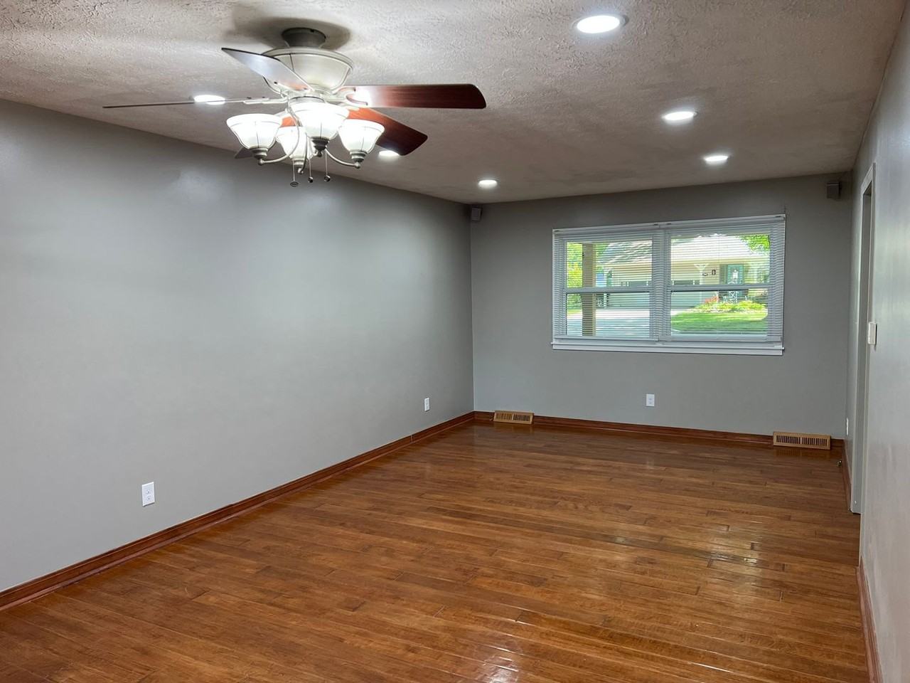 2535 S Prospect Ave - Photo 4 of 20