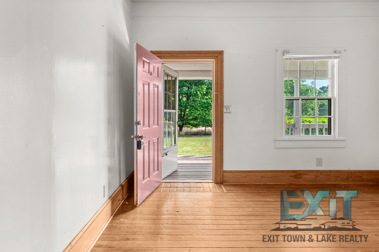 440 Thompson St - Photo 6 of 25