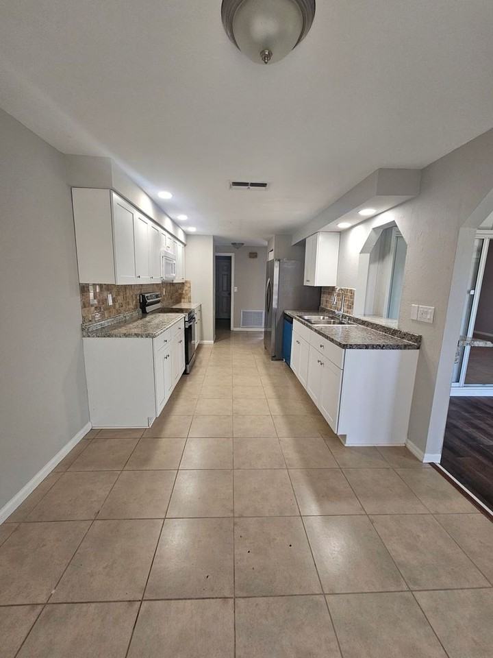1400 Sw 6th Ave - Photo 4 of 22