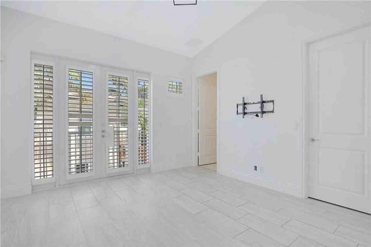 180 Ne 6th Ave - Photo 7 of 16