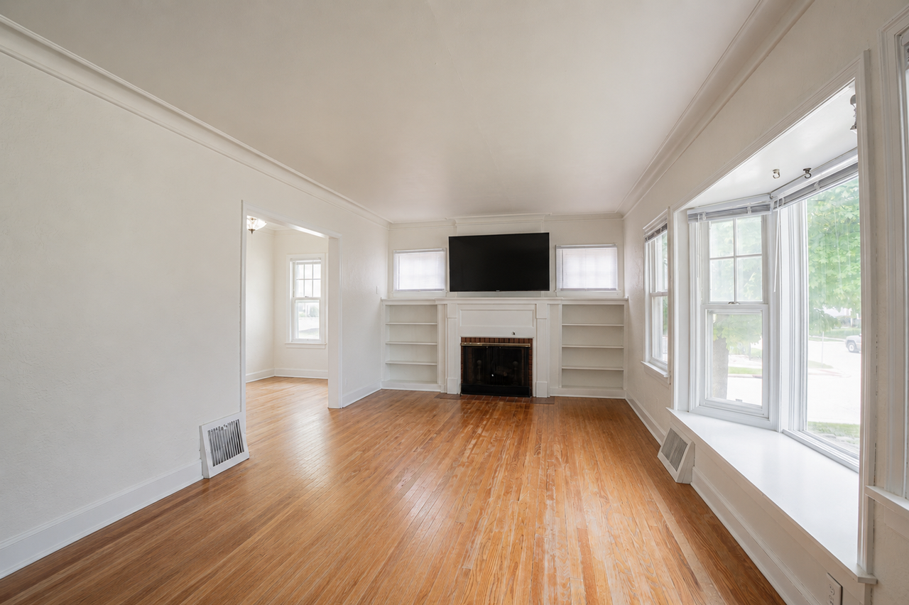 7031 40th Ave - Photo 2 of 16