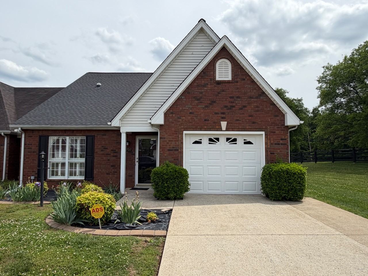 1702 Thomas Ct - Photo 2 of 20