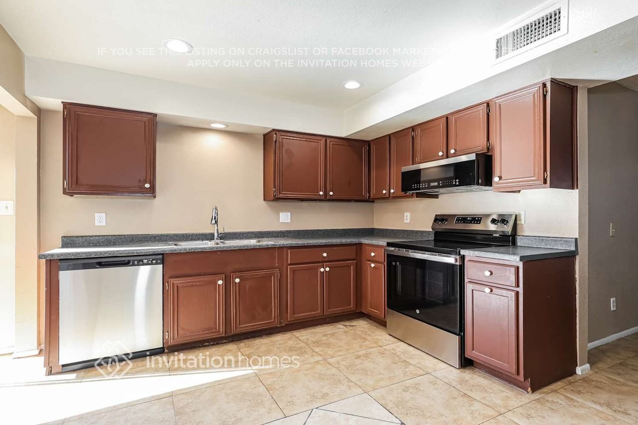 7724 W Pierson St - Photo 6 of 17