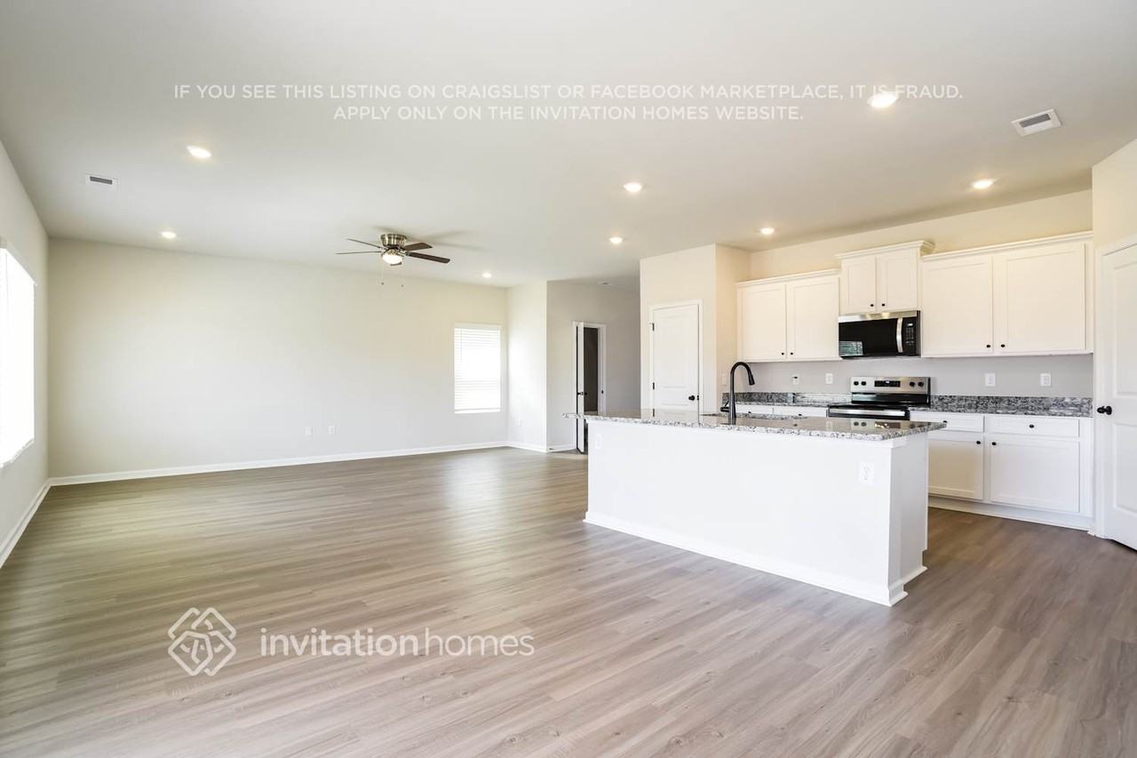 3371 Fox Hall Dr - Photo 5 of 18