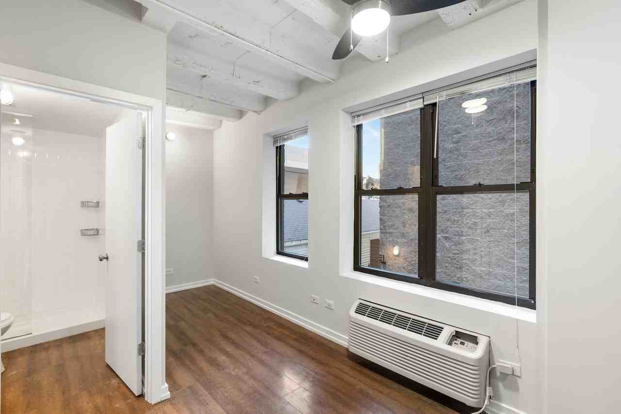 5718 N Winthrop Avenue - Photo 3 of 13