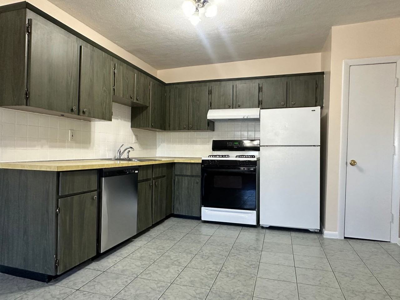 362 Centre St - Photo 4 of 10