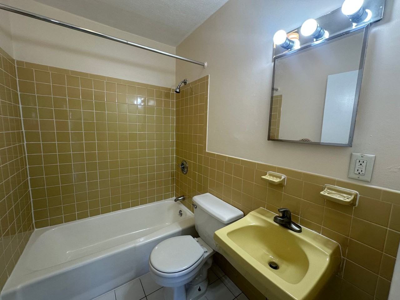 362 Centre St - Photo 5 of 10