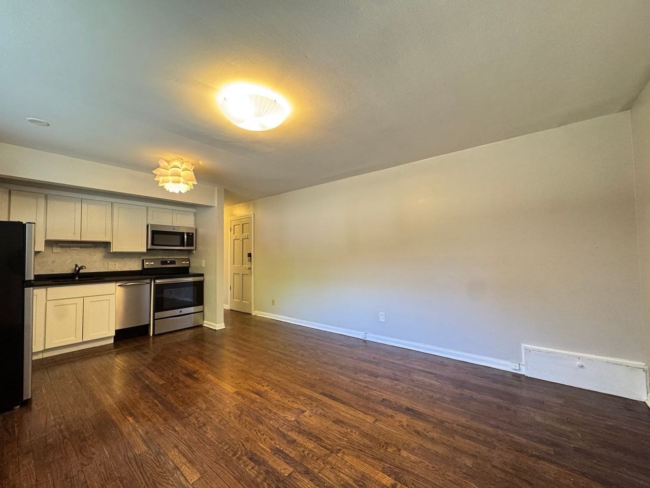 550 Whitney Ave - Photo 5 of 19