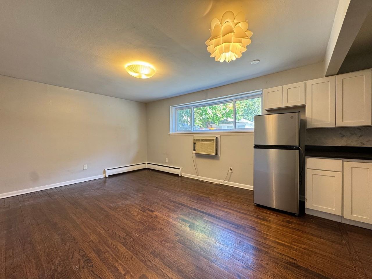 550 Whitney Ave - Photo 6 of 19