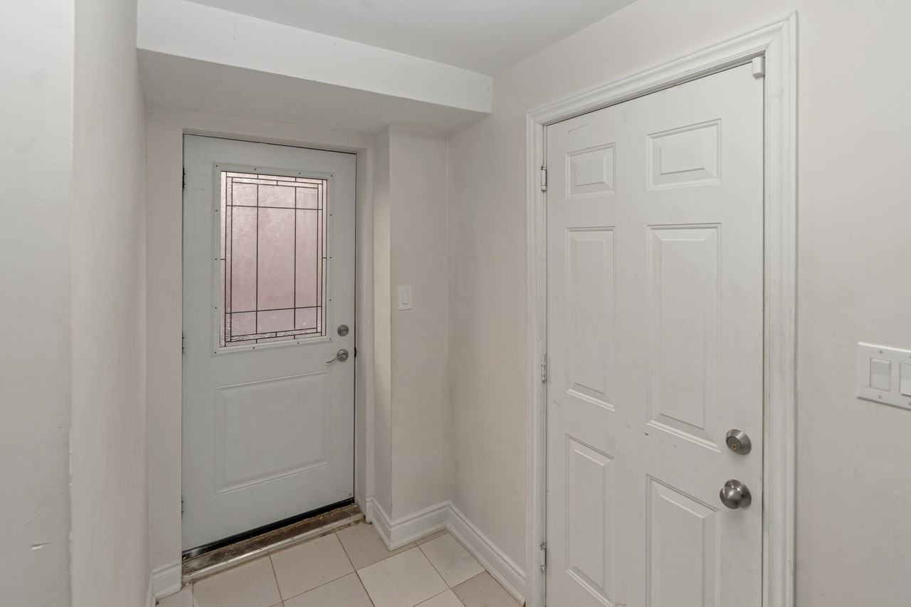 900 Green St - Photo 2 of 15