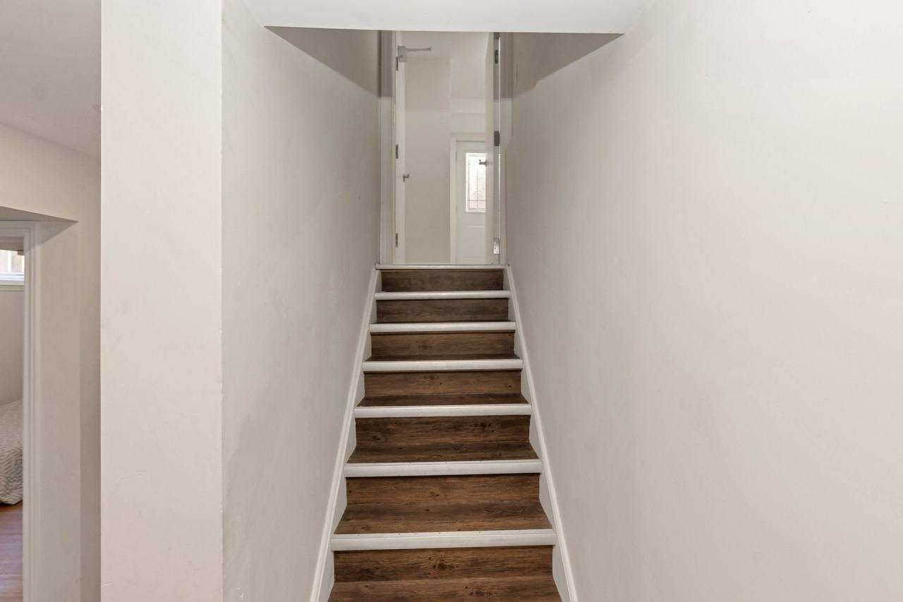 900 Green St - Photo 3 of 15