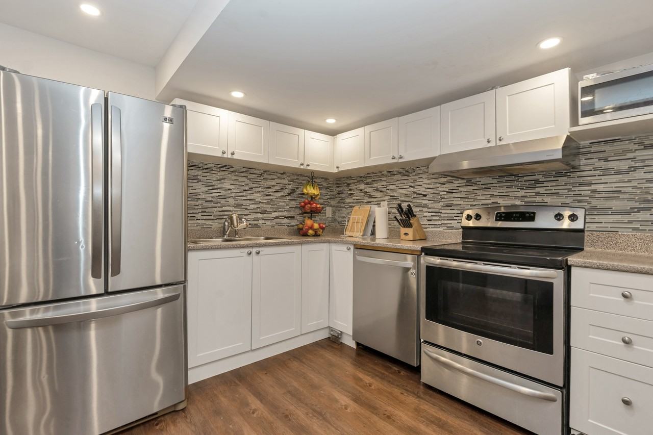 900 Green St - Photo 4 of 15