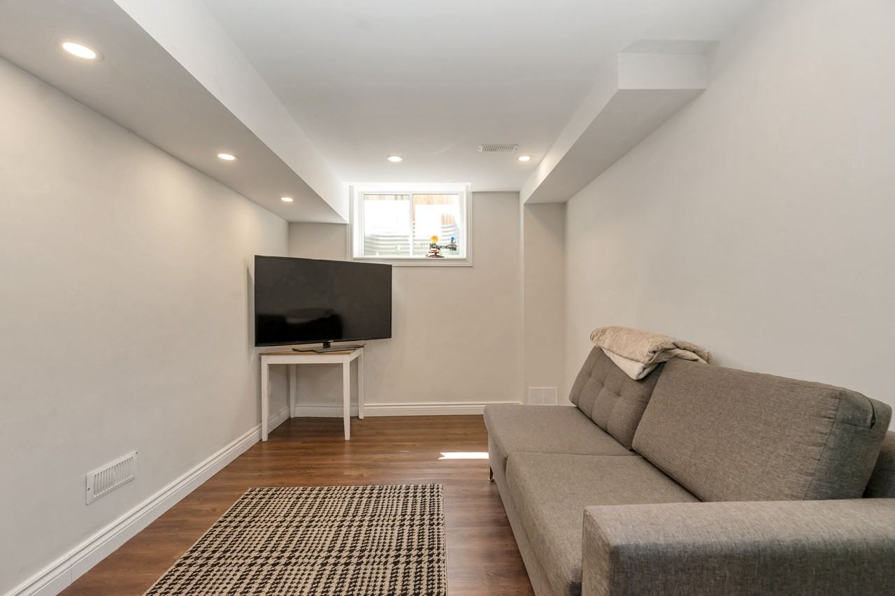 900 Green St - Photo 5 of 15
