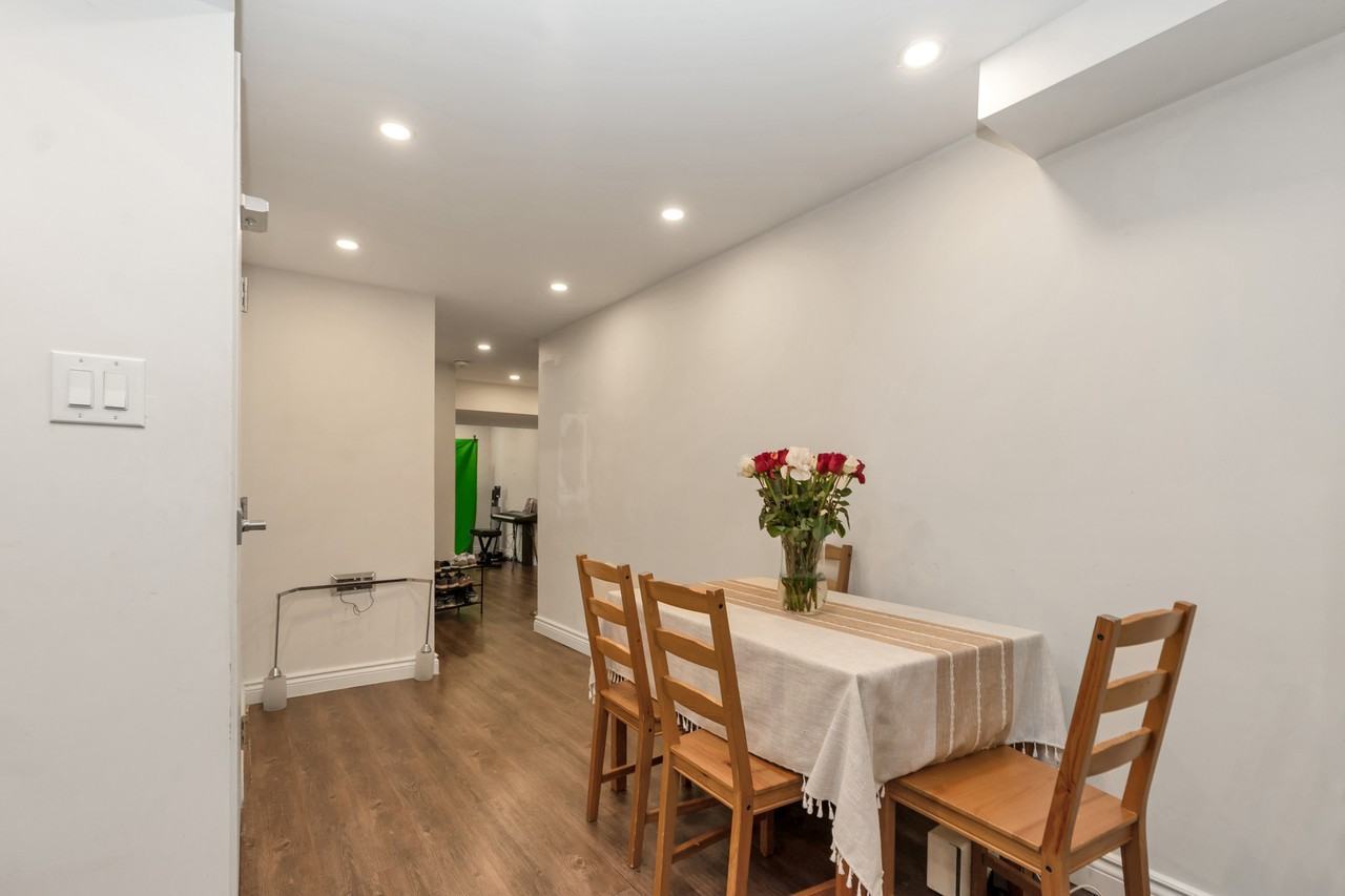 900 Green St - Photo 7 of 15