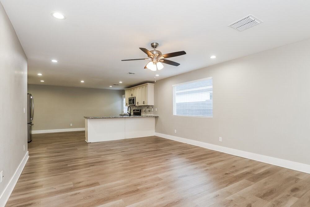 2321 W Mobile Ln - Photo 4 of 16