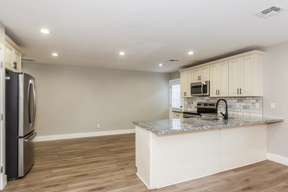2321 W Mobile Ln - Photo 5 of 16