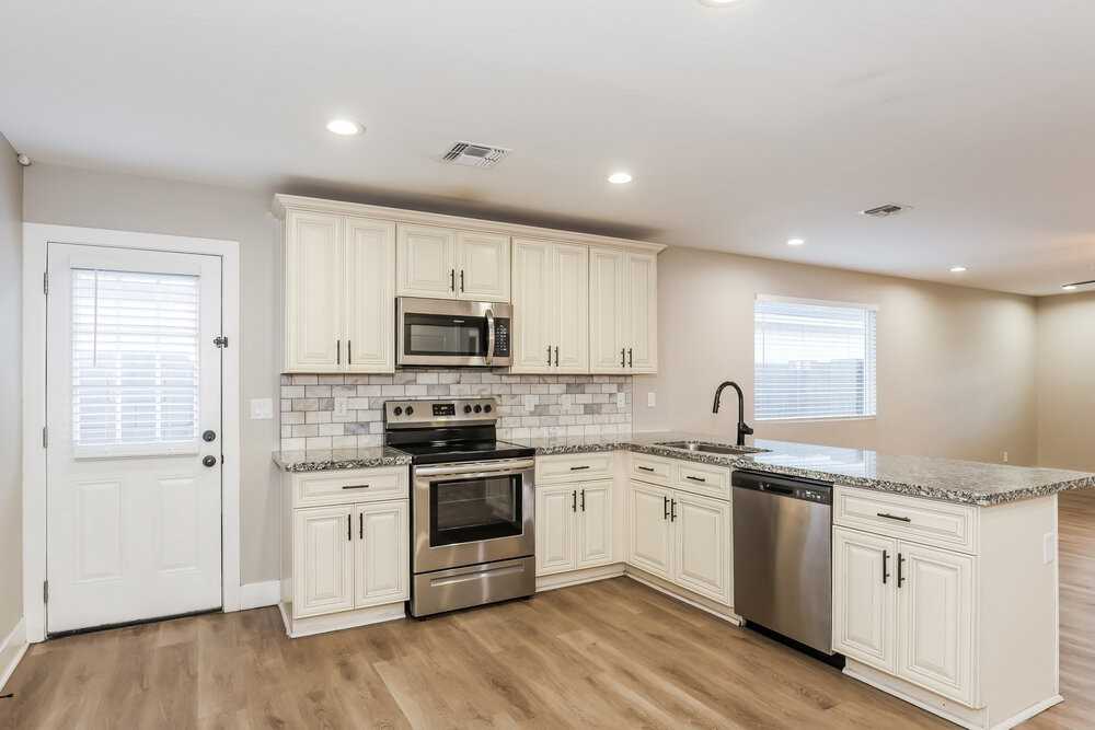 2321 W Mobile Ln - Photo 6 of 16