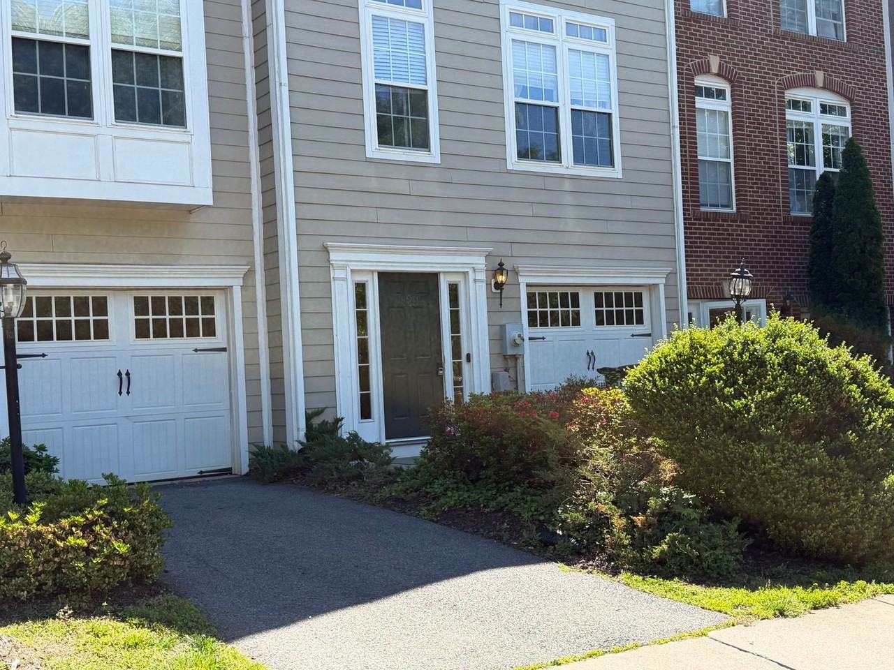 829 Rainier Rd - Photo 3 of 33