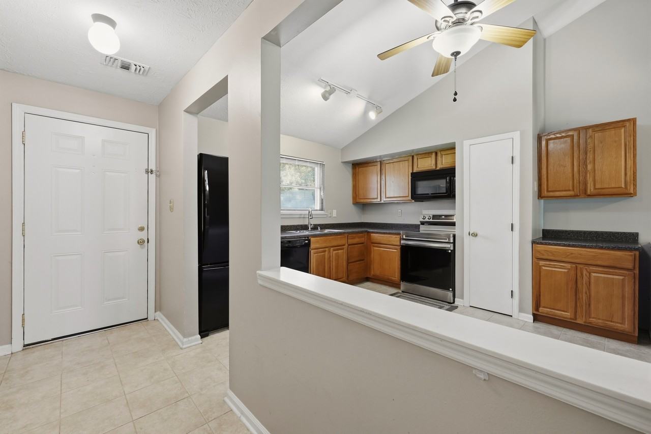 3352 Featherston Dr #1 - Photo 4 of 27