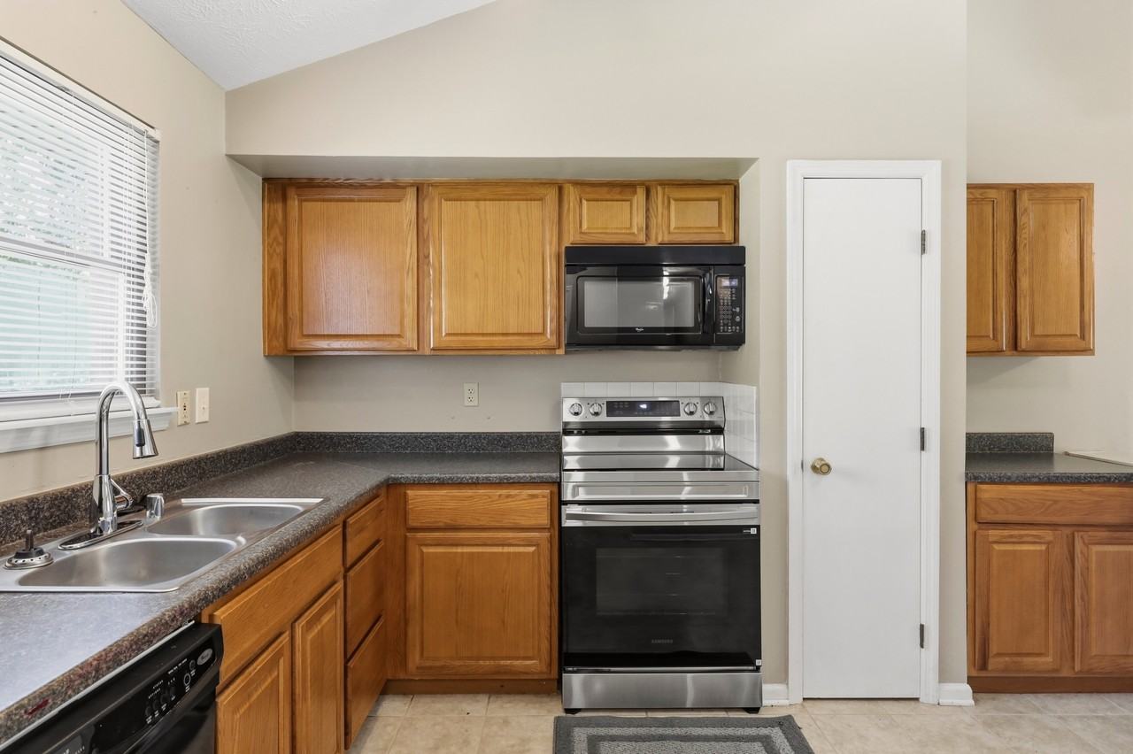 3352 Featherston Dr #1 - Photo 5 of 27