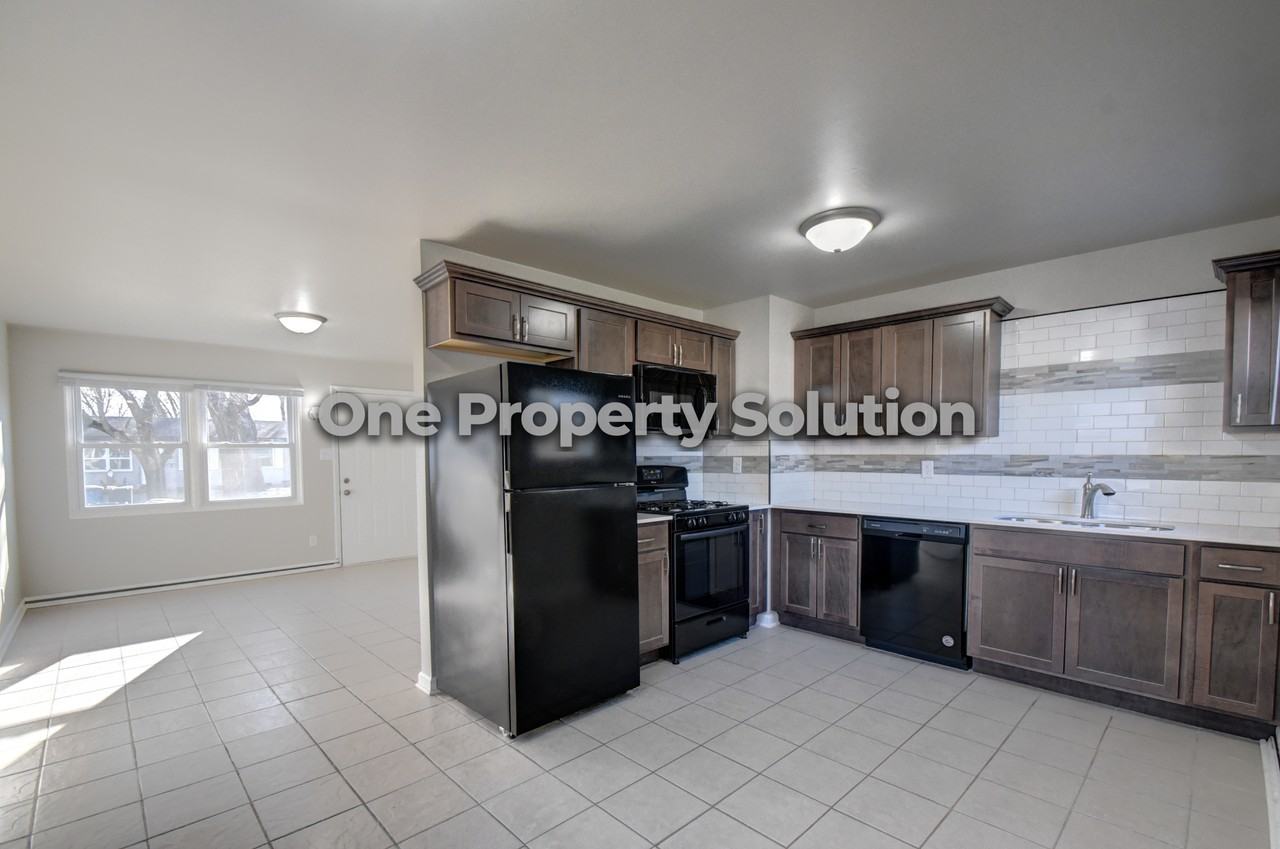 3315 163rd St #1 - Photo 3 of 19