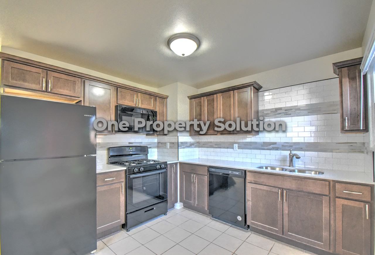 3315 163rd St #1 - Photo 4 of 19