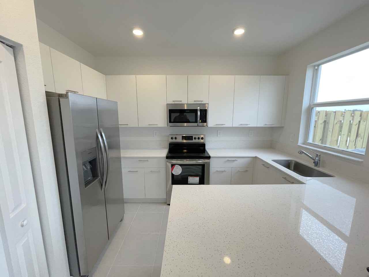 12432 12432 Northwest 23rd Court - 12432clientes@realtymiamigroup.com #12432 - Photo 3 of 27