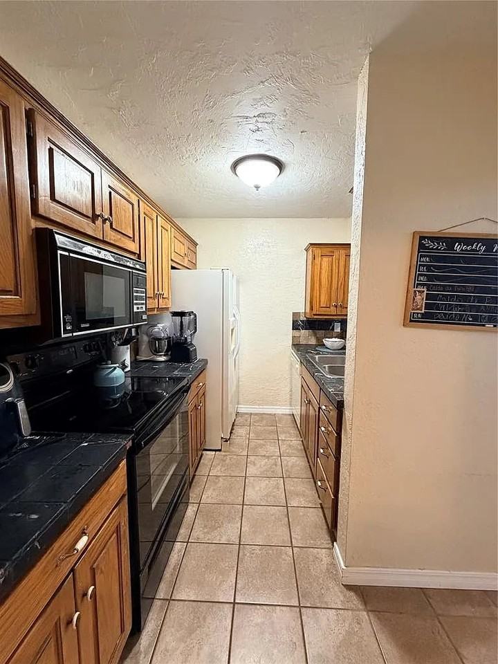 800 Ne 17th Ct #1 - Photo 3 of 11