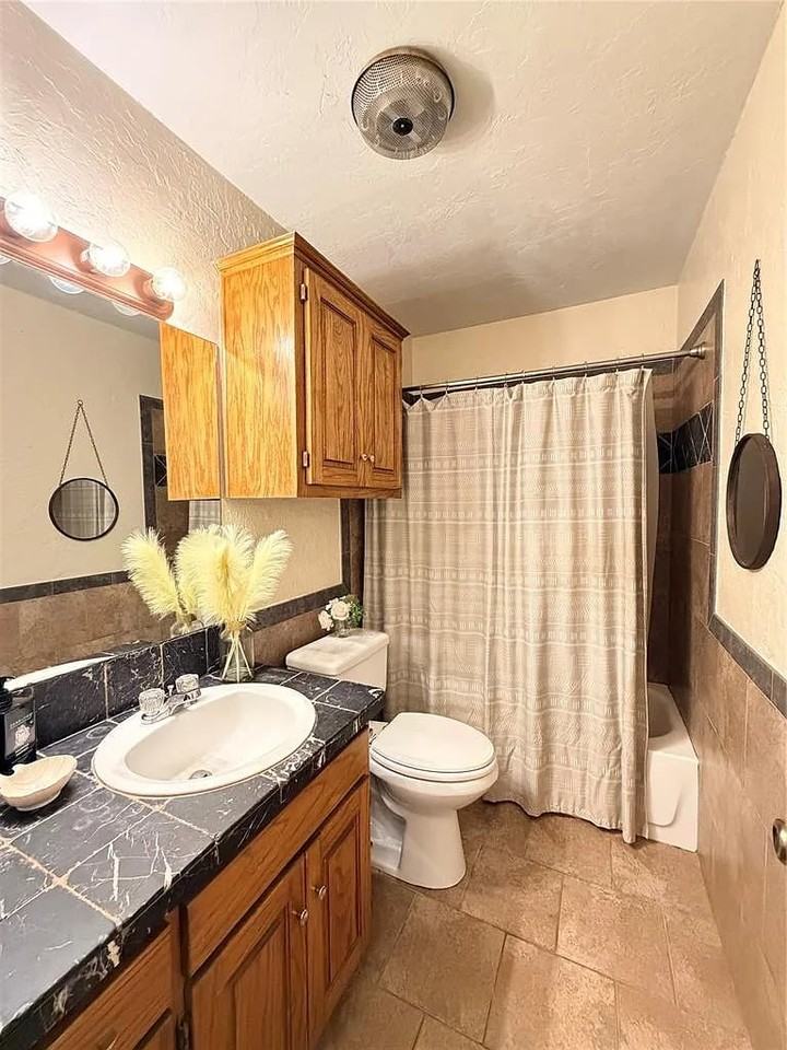 800 Ne 17th Ct #1 - Photo 5 of 11