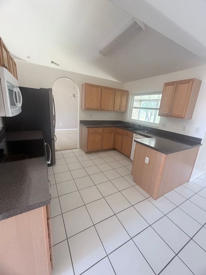 1415 Sw 29th Ter - Photo 7 of 33