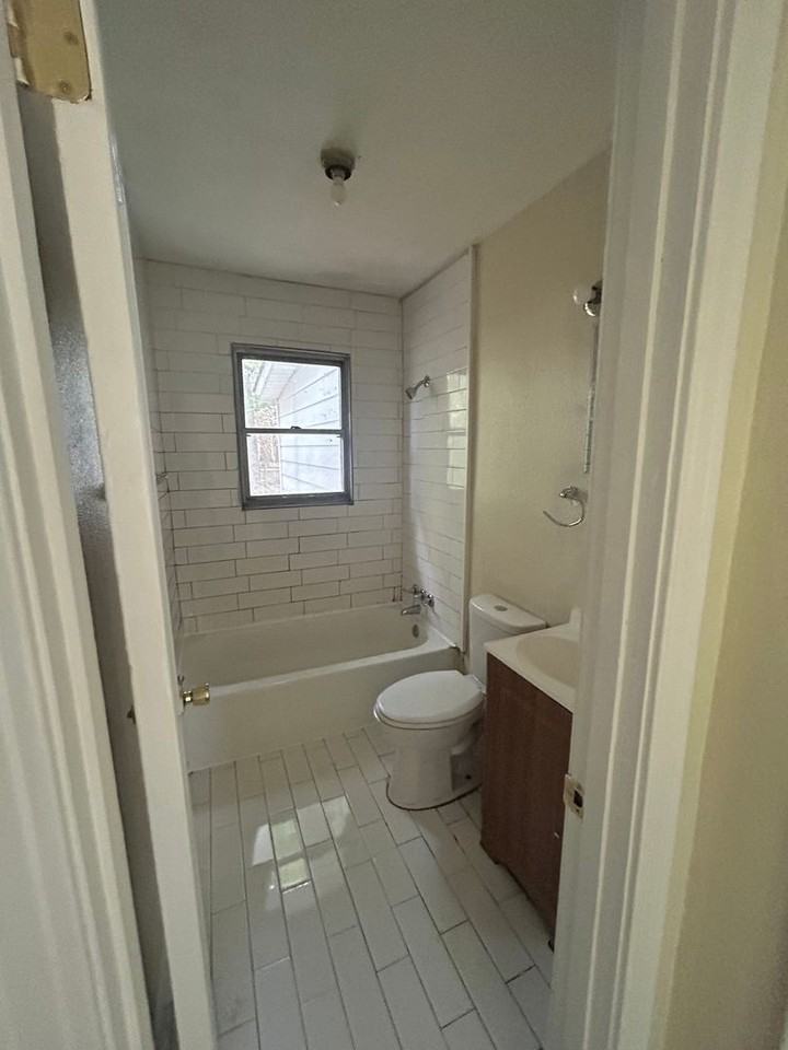 306 Boggs St - Photo 7 of 13