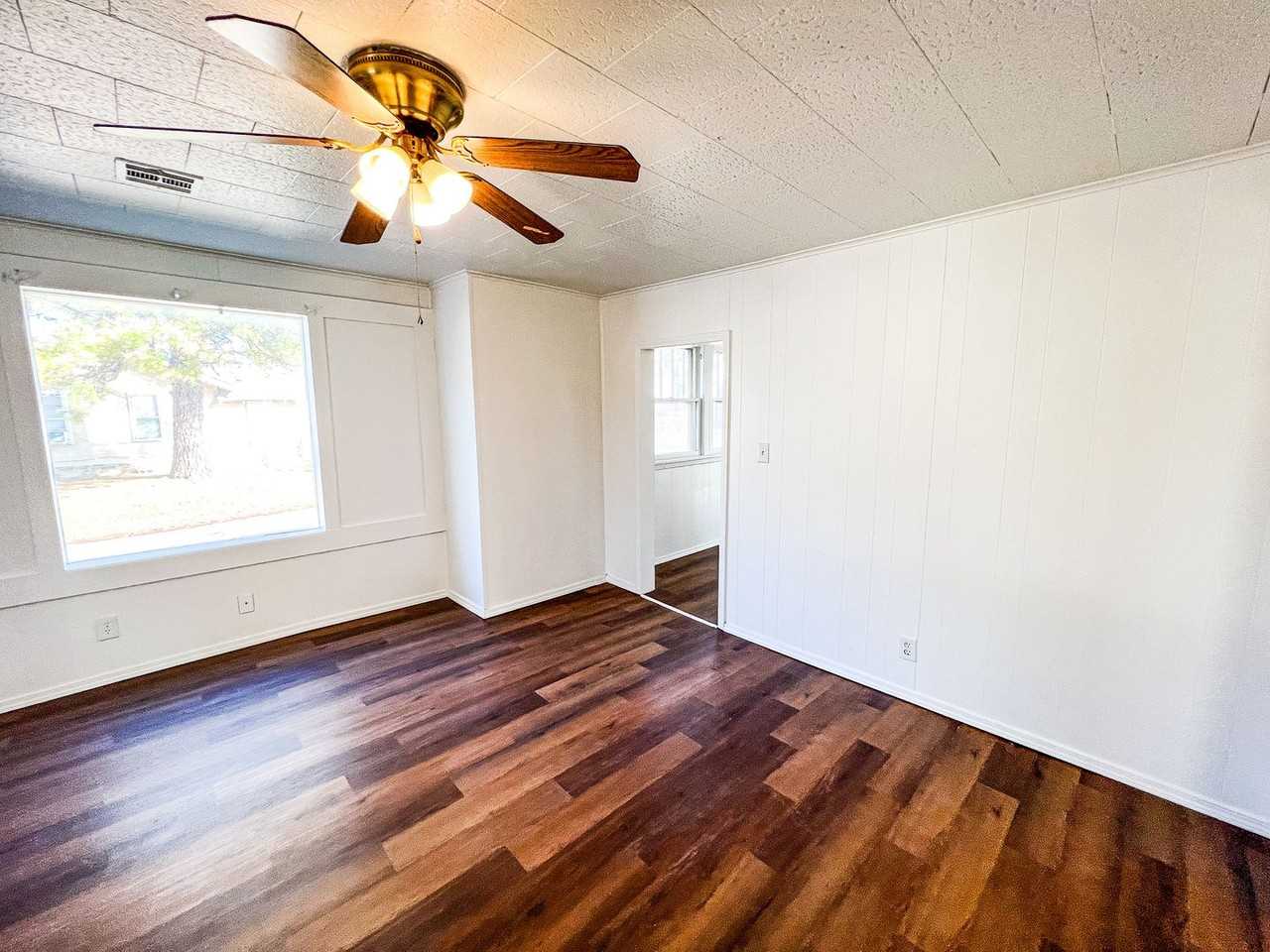 201 S Jones Ave - Photo 3 of 13