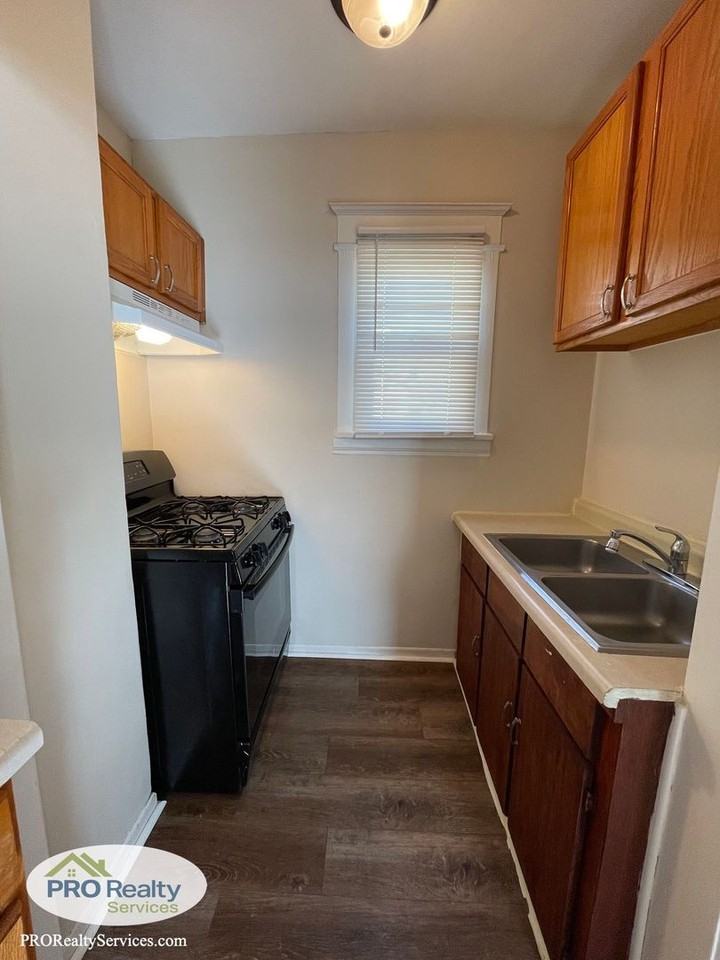 558 Western Ave N - Photo 3 of 19