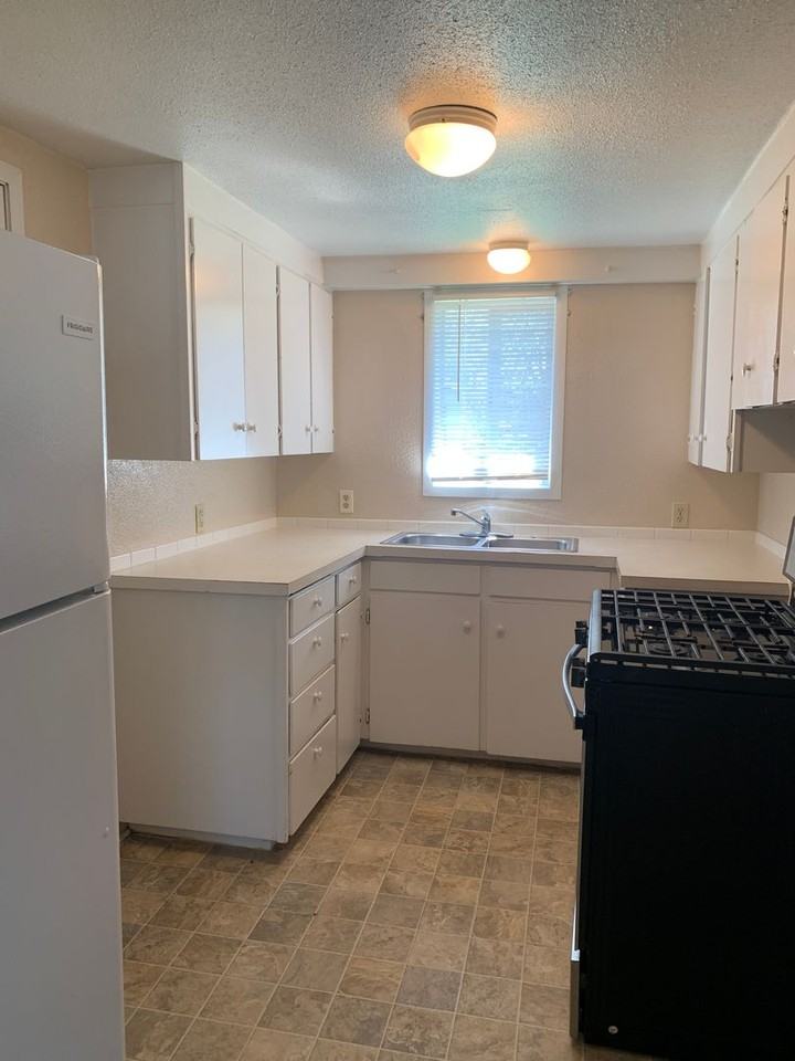 304 Rosewood St - Photo 6 of 16