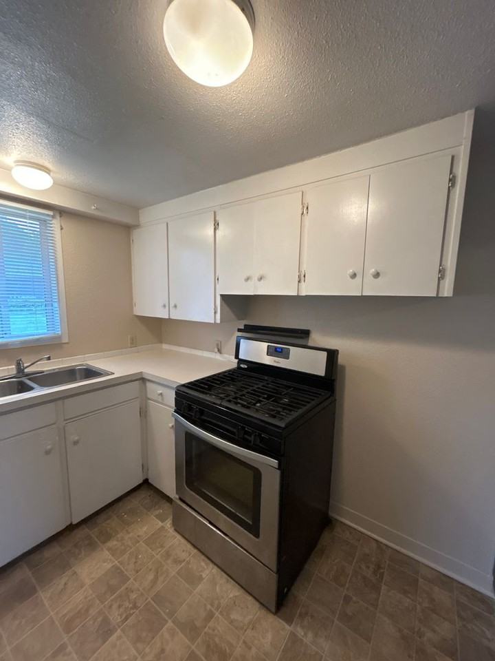 304 Rosewood St - Photo 7 of 16