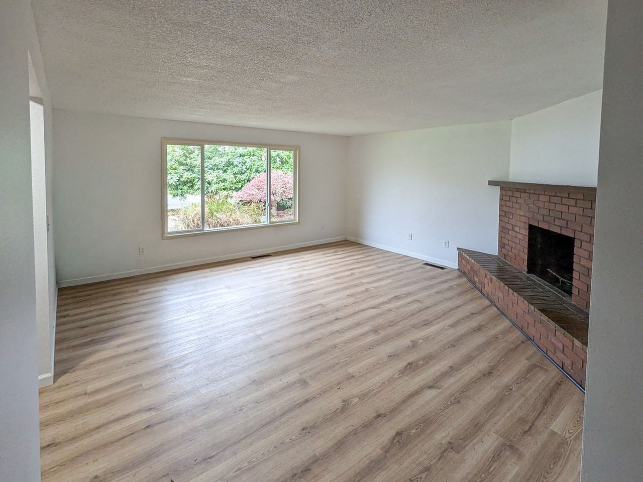 2970 Phipps Ln Ne - Photo 2 of 19