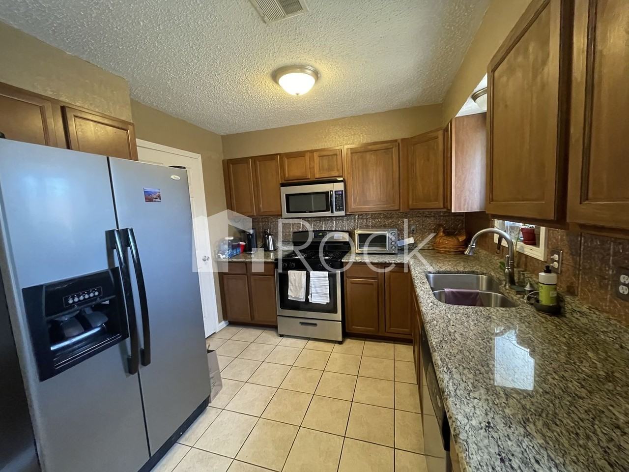8716 S Hillcrest Dr - Photo 2 of 26