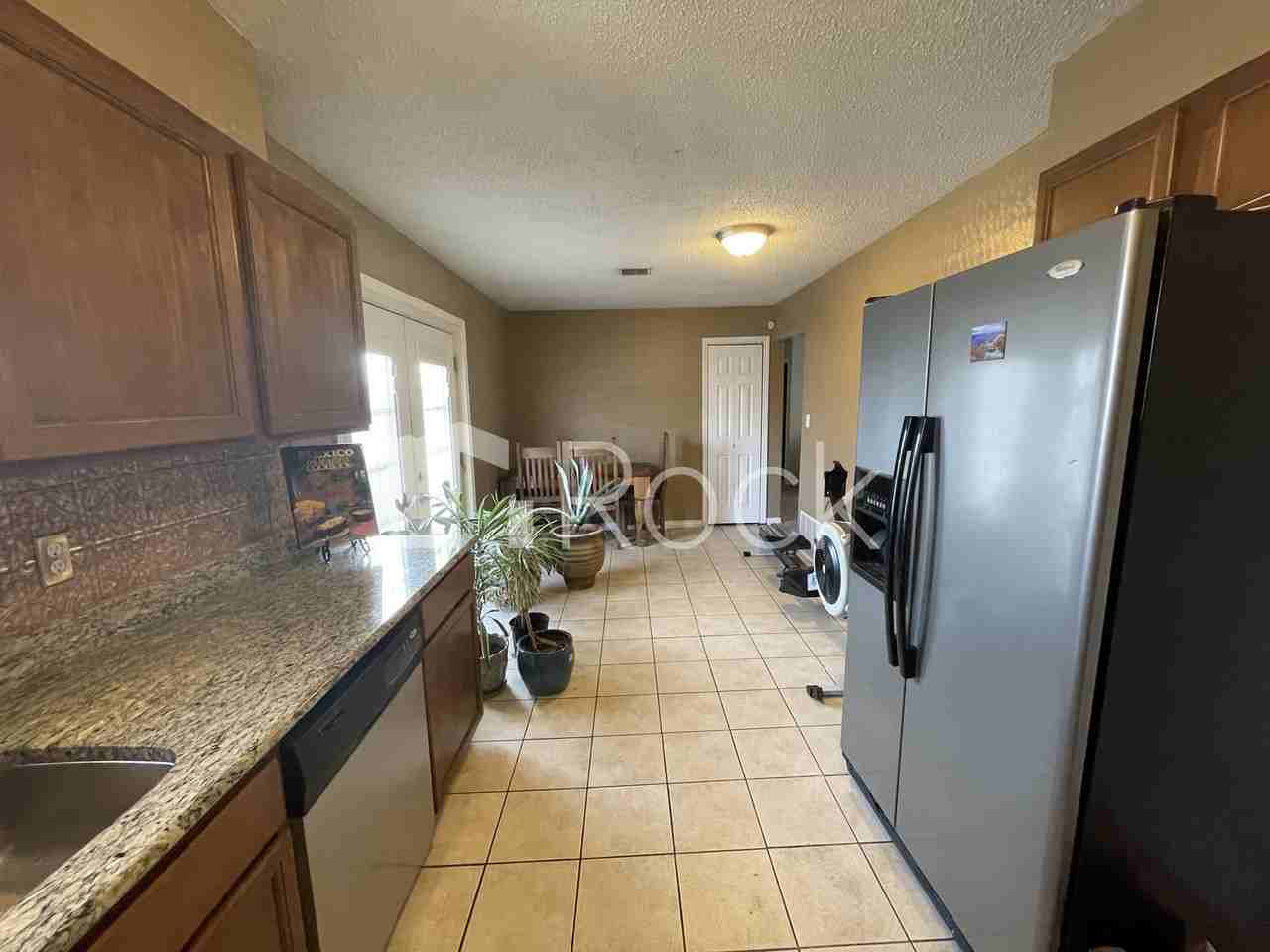 8716 S Hillcrest Dr - Photo 3 of 26