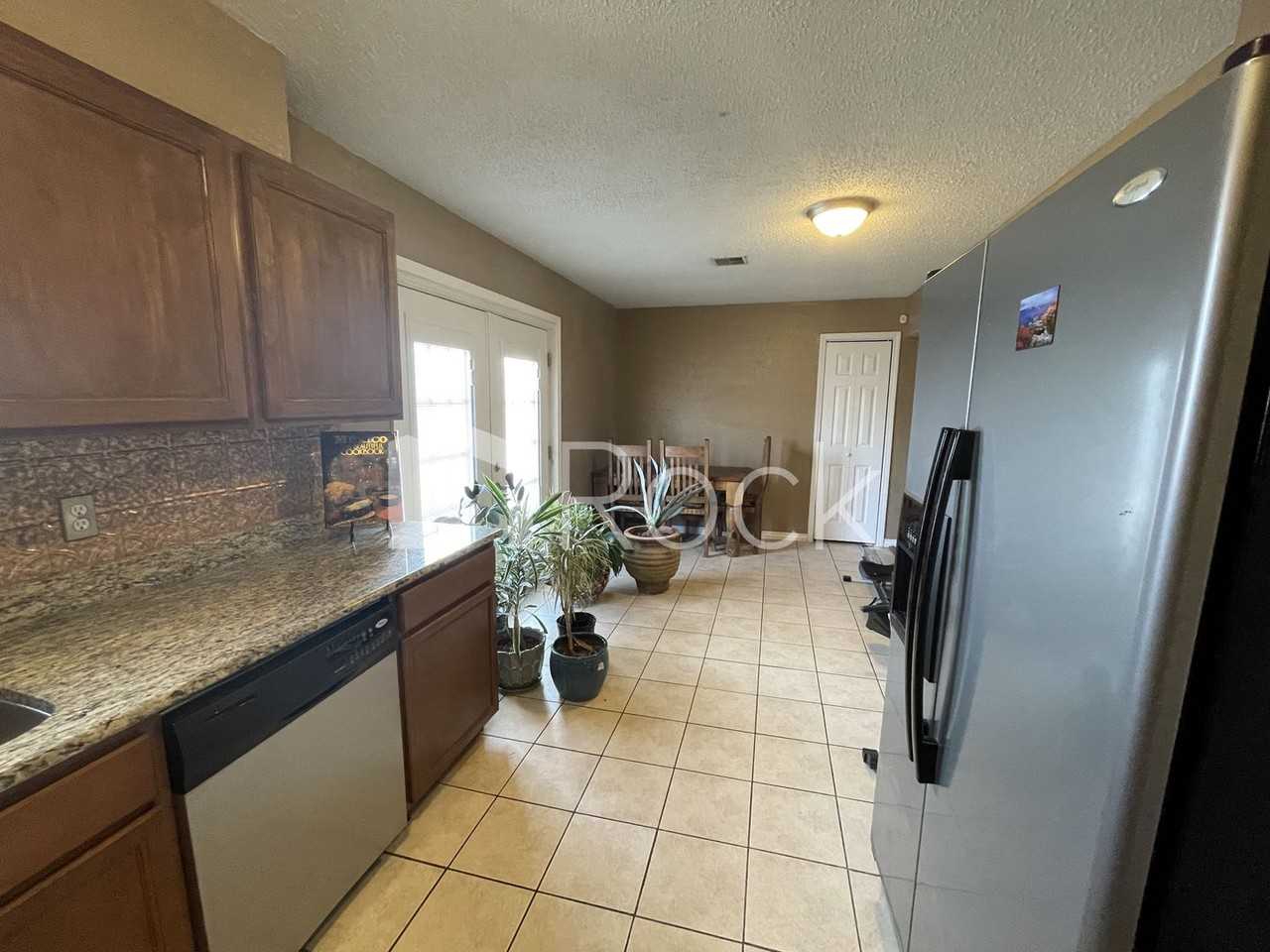 8716 S Hillcrest Dr - Photo 4 of 26