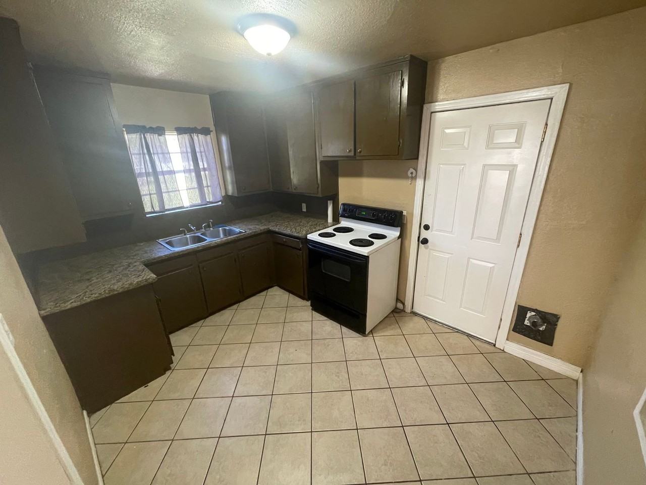 2640 Harrison Ave - Photo 4 of 11