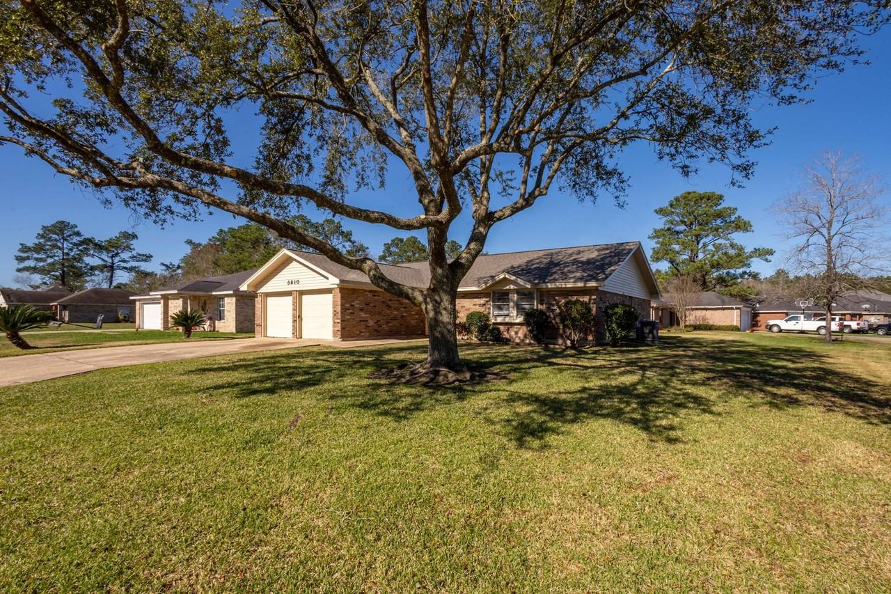 5810 Meadowview Rd - Photo 2 of 17