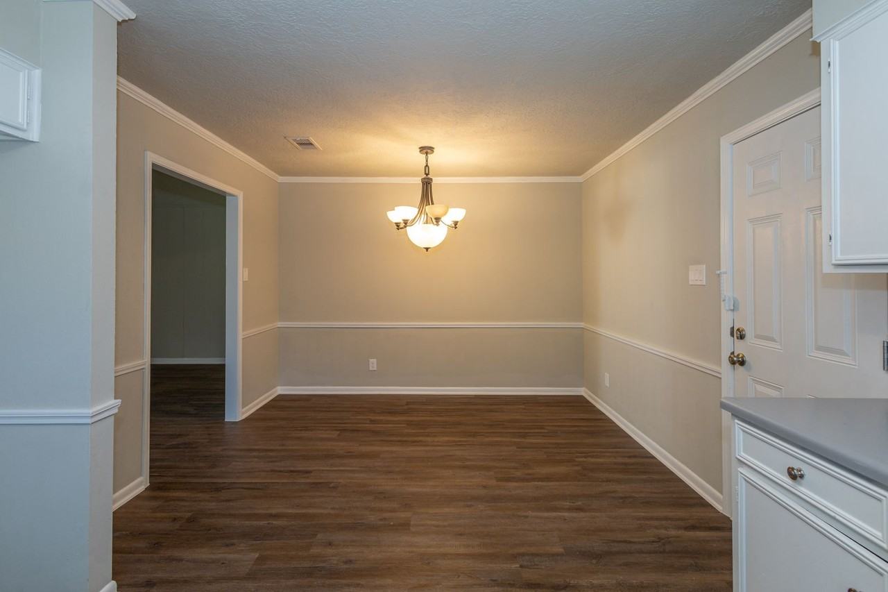 5810 Meadowview Rd - Photo 4 of 17