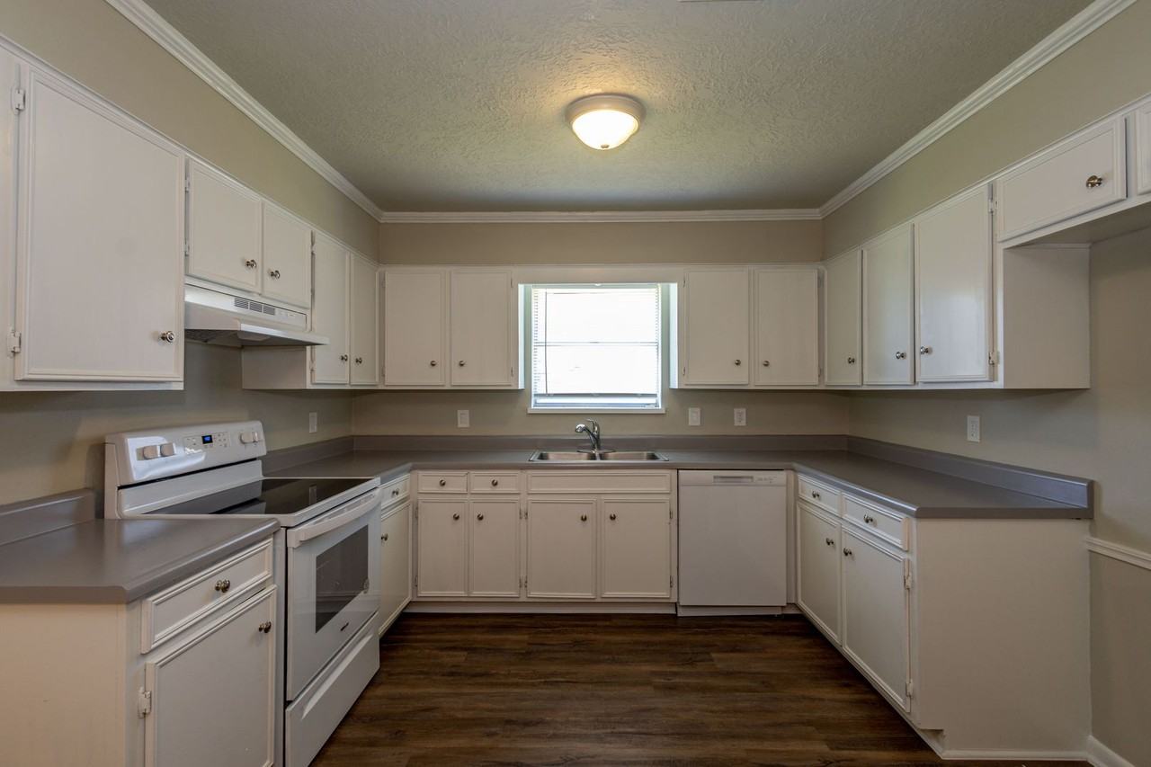 5810 Meadowview Rd - Photo 5 of 17